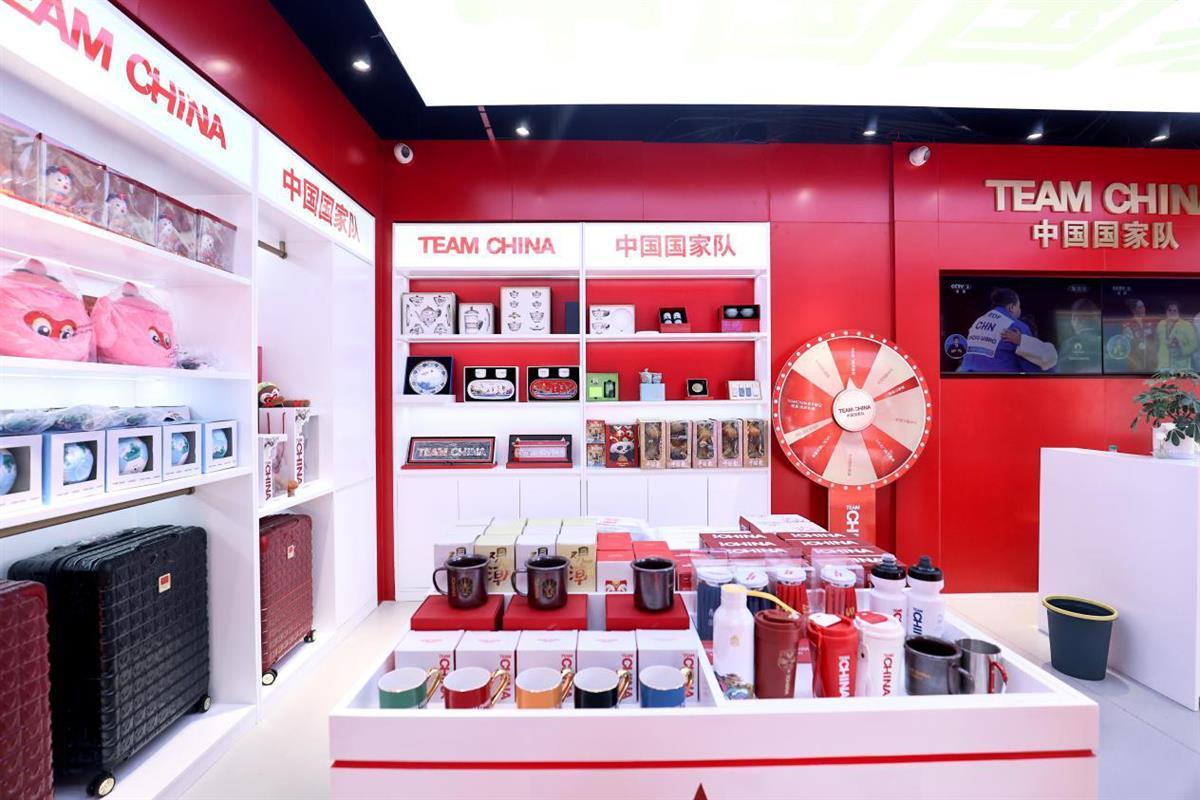 奧運(yùn)同款觸手可及 中國(guó)國(guó)家隊(duì)特許零售店湖北首店開業(yè)，掀起體育文創(chuàng)消費(fèi)新熱潮